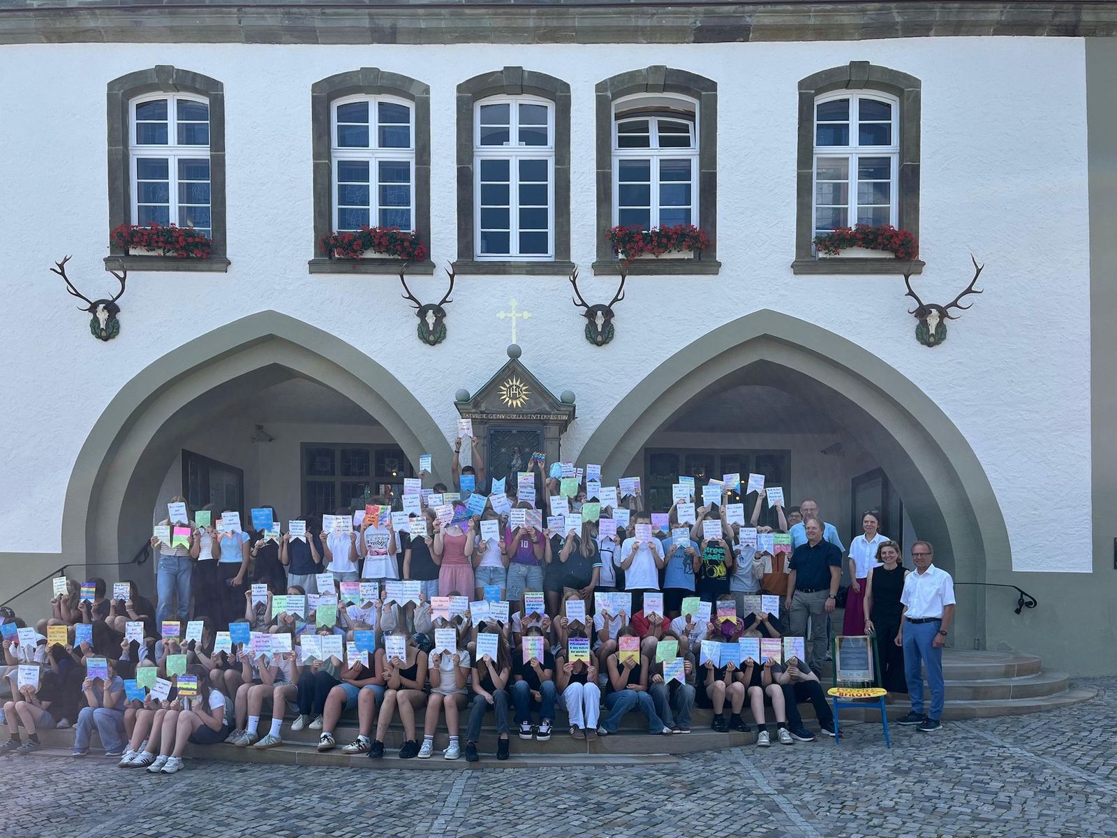 Über 300 Kinderrechte-Wimpel, Jahrgang 6 der Marienschule, Sekundarschule und des Gymnasiums Petrinum