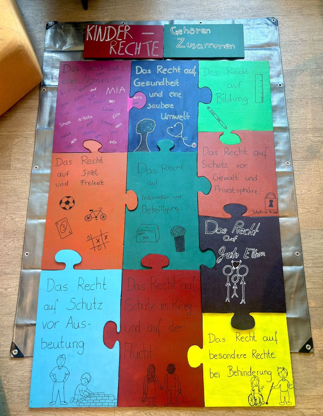 Lebensgroßes Kinderrechte-Puzzle, Team Kinderrechte des Jugendbegegnungszentrums Marsberg