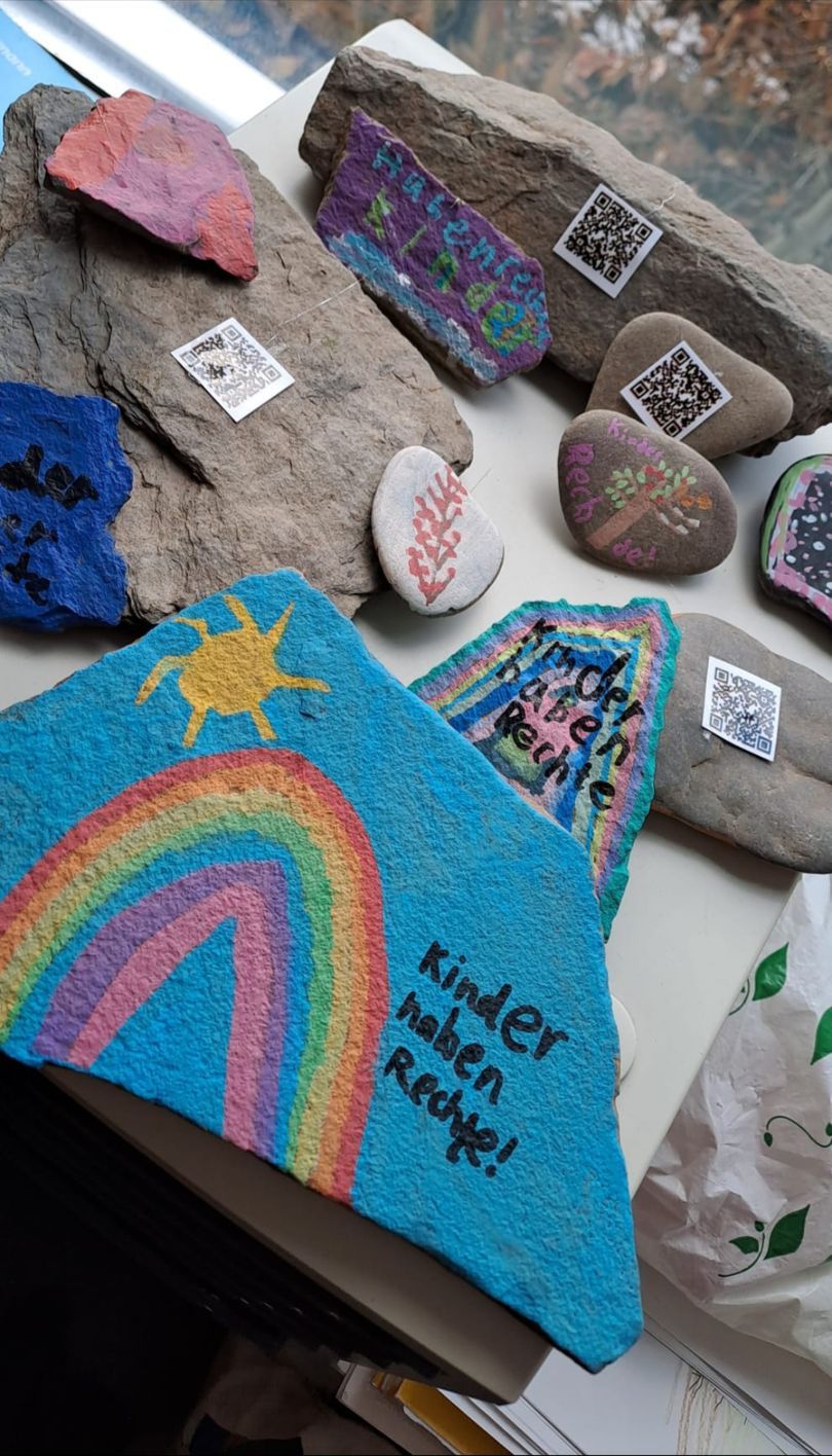 Bemalte Wandersteine mit QR-Code, Schülerinnen und Schüler der Raphaelschule