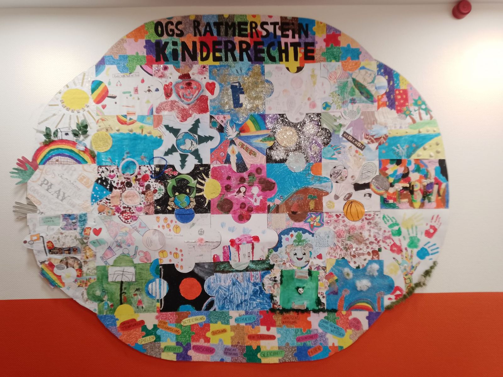 Riesenbild aus rund 50 Puzzleteilen, OGS der Grundschule Ratmerstein
