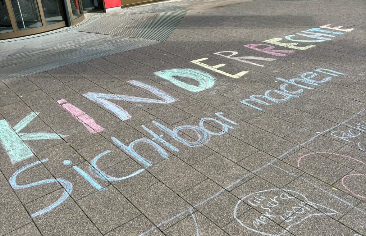 Kreiseaktion-auf-der-Straße-vom-JBZ-Marsberg-zum-Thema-Kinderrechte-2026