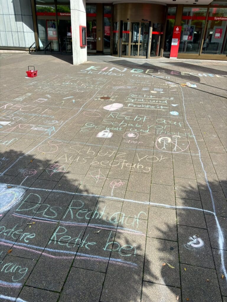 Kreiseaktion-auf-der-Straße-vom-JBZ-Marsberg-zum-Thema-Kinderrechte-2026