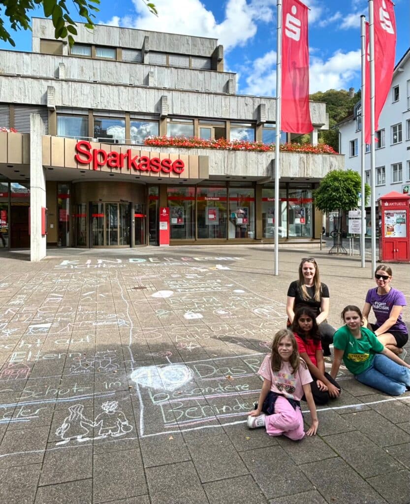 Kreiseaktion-auf-der-Straße-vom-JBZ-Marsberg-zum-Thema-Kinderrechte-2026